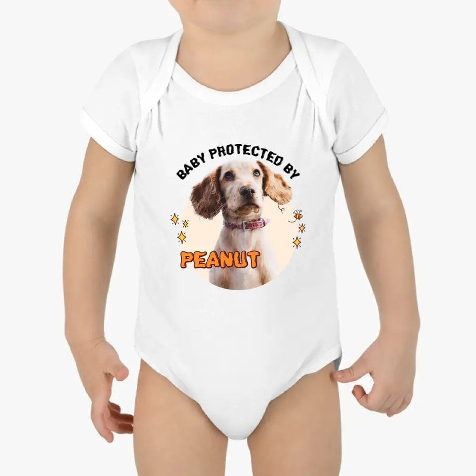 Bebé protegido por Pet Onesie