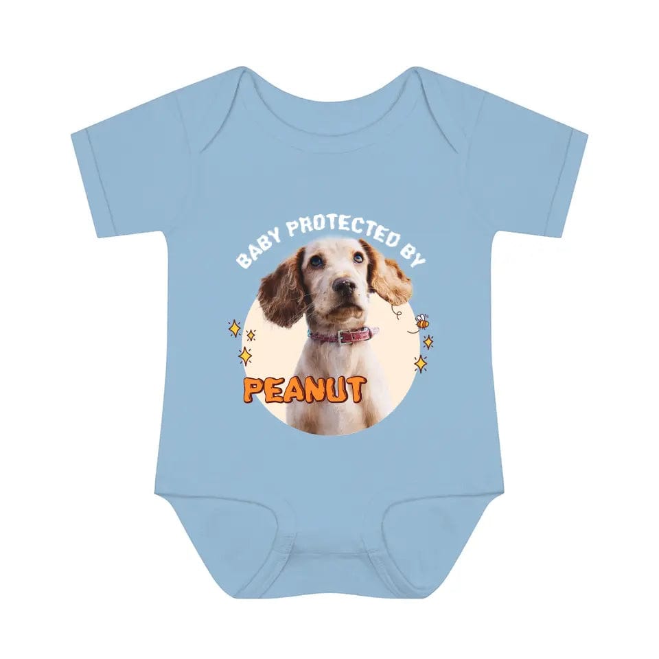 Bebé protegido por Pet Onesie