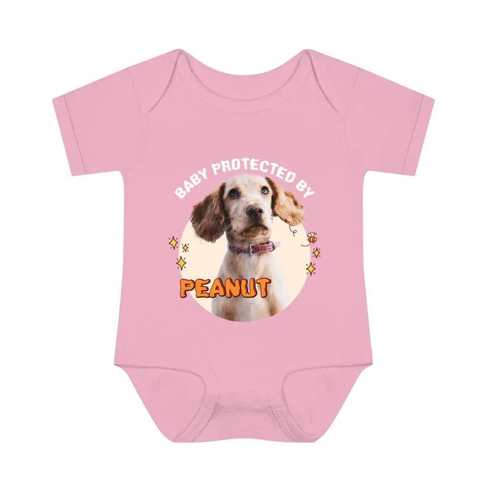 Bebé protegido por Pet Onesie